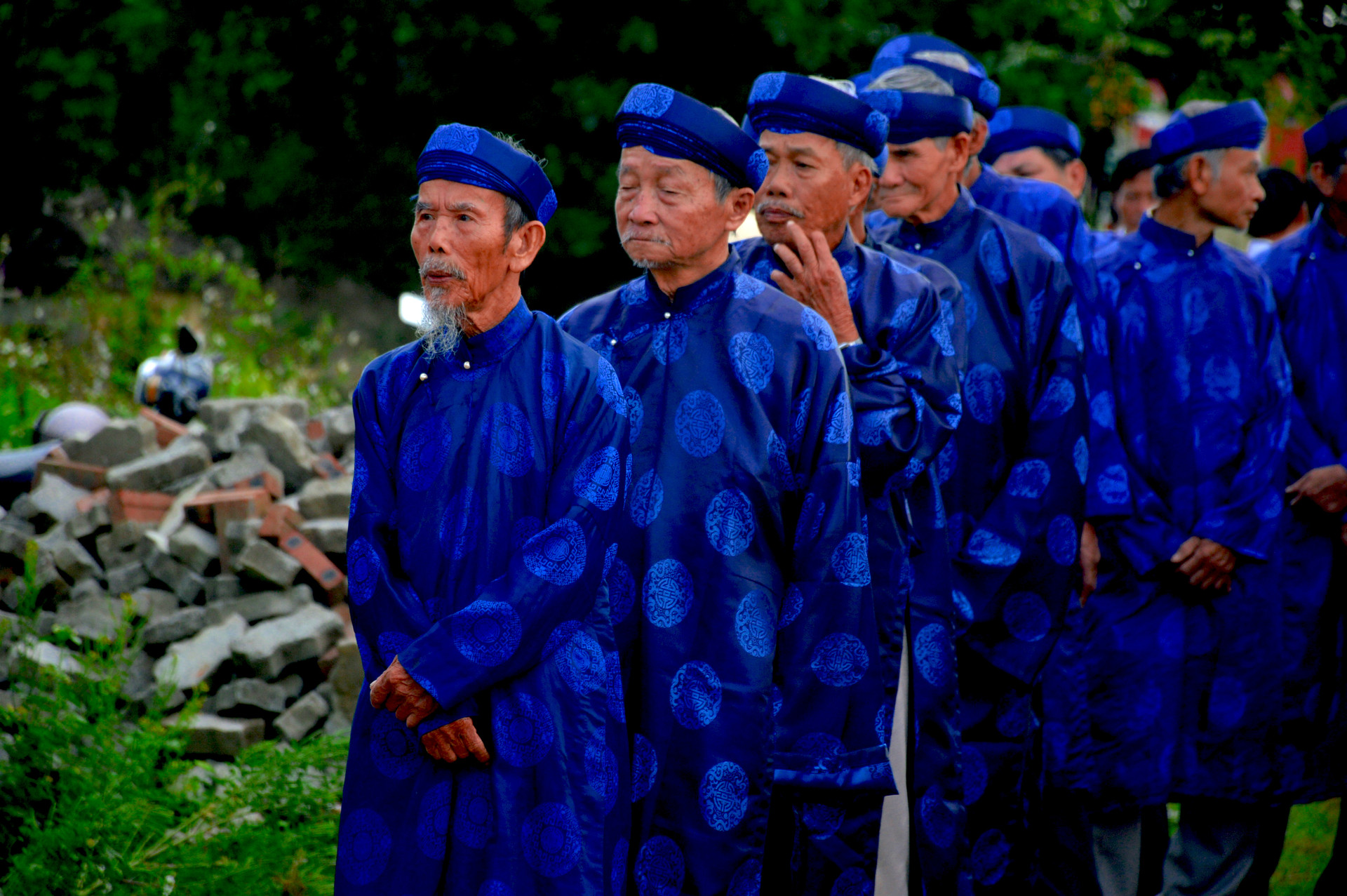 Các bô lão trong làng chuẩn bị làm lễ. Ảnh: Q.T