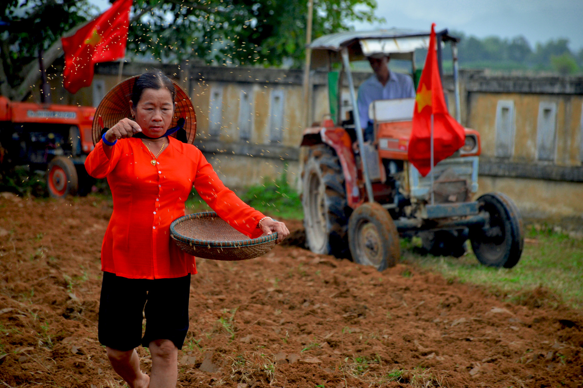 Nghi thức xuống giống cầu mong mùa màng tốt tươi. Ảnh: Q.T