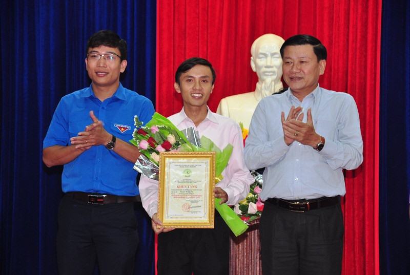 Phó Chủ tịch UBND tỉnh Trần Văn Tân (trái) và ông Phạm Ngọc Sinh -  Phó giám đốc Sở KH&CN, Tổ trưởng Tổ công tác hỗ trợ KN sáng tạo tỉnh trao giải nhất cuộc thi cho 