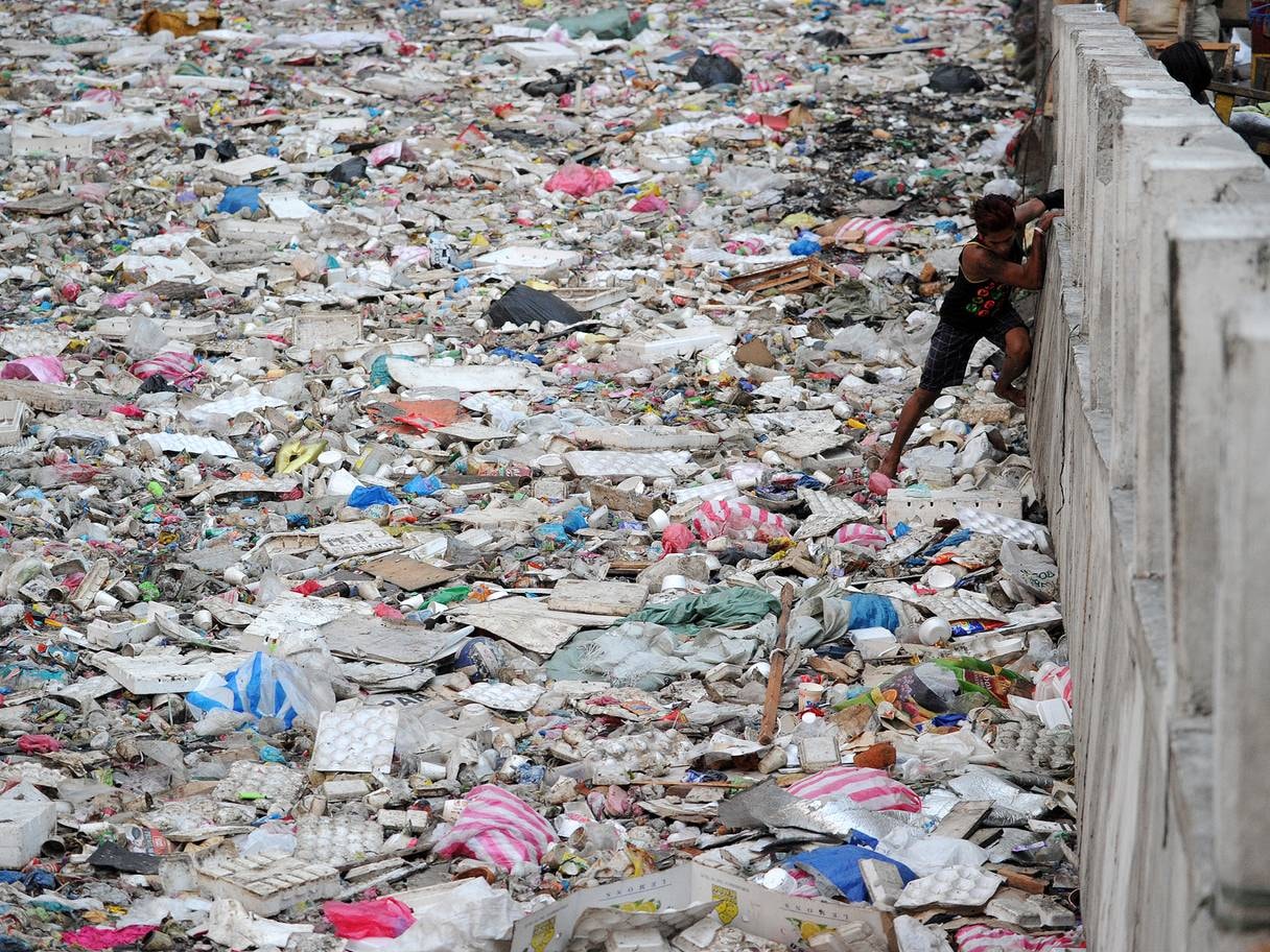 Rác thải nhựa tràn ngập một sông tại Philippines. Ảnh: AFP