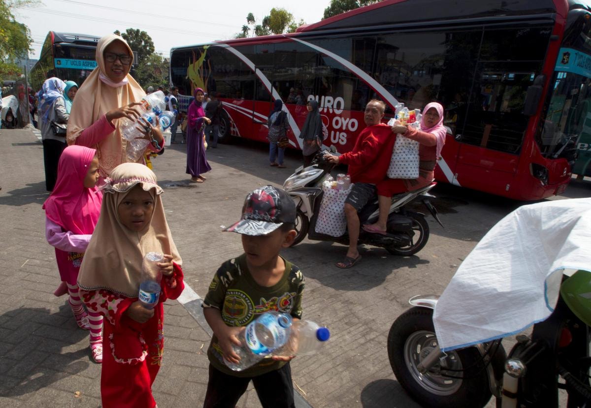 Người dân Indonesia ủng hộ sáng kiển mua vé xe buýt bằng vỏ chai nhựa qua sử dụng. Ảnh: Reuters