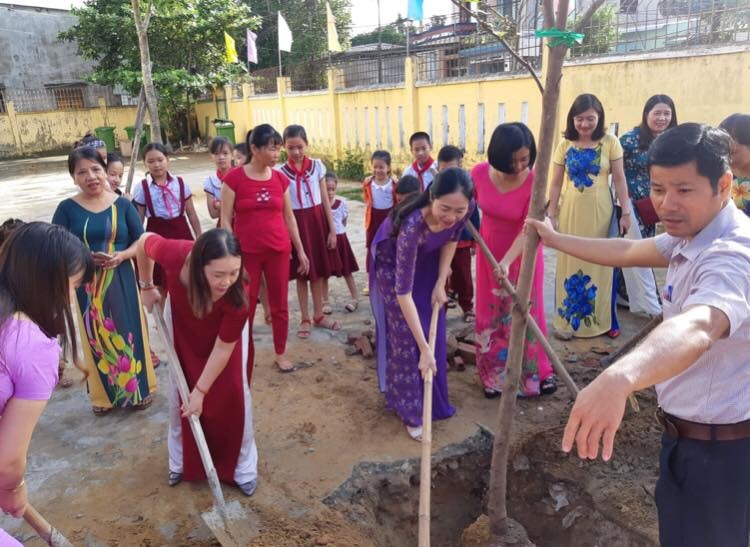 Trường TH Lê Văn Tám trồng cây hưởng ứng ngày Đô thị Việt Nam. Ảnh L.V.T