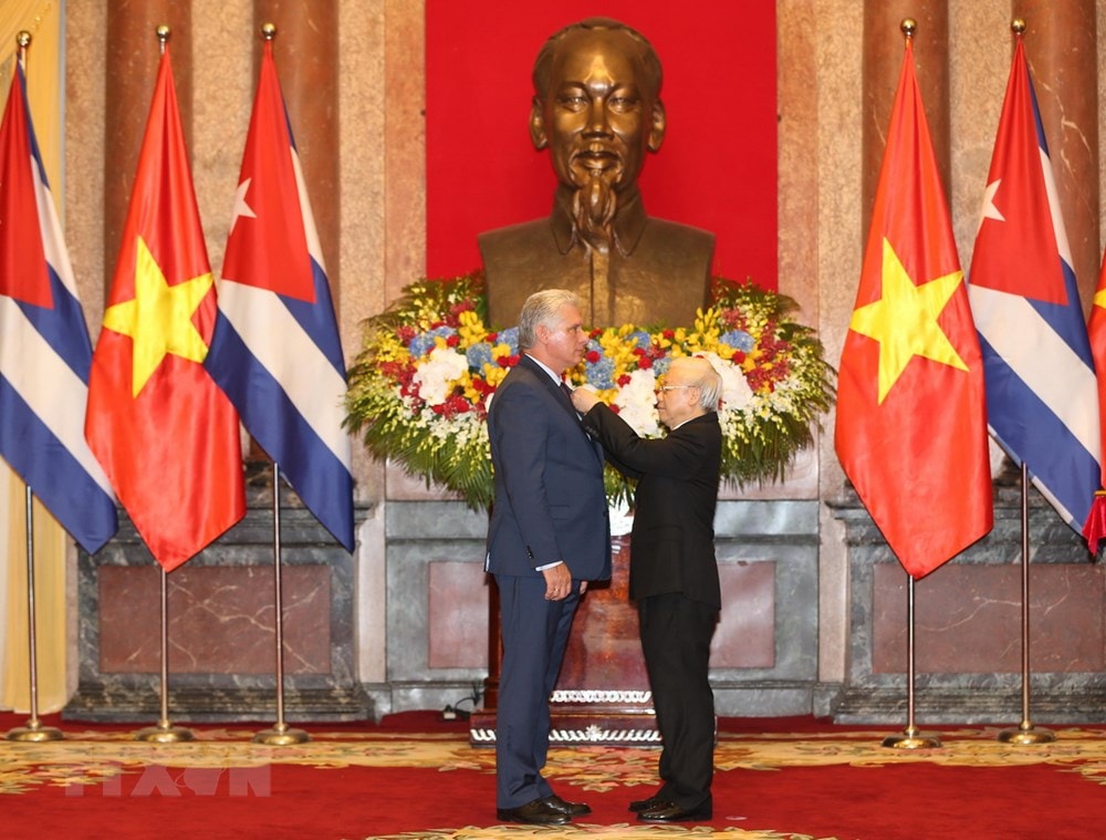 Tổng Bí thư, Chủ tịch nước Nguyễn Phú Trọng trao tặng Huân chương Hồ Chí Minh cho Chủ tịch Hội đồng Nhà nước và Hội đồng Bộ trưởng Cuba Miguel Mario Diáz-Canel Bermúdez. (Ảnh: Trí Dũng/TTXVN)