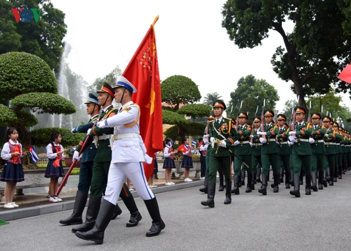 Sáng nay (9/11), tại Phủ Chủ tịch, Tổng Bí thư, Chủ tịch nước Nguyễn Phú Trọng và Phu nhân đã chủ trì lễ đón chính thức Chủ tịch Cuba và Phu nhân.