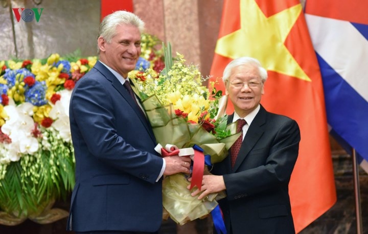 Chủ tịch HĐNN và HĐBT Cuba Miguel Diaz Canel nhận bó hoa tươi thắm từ Tổng Bí thư, Chủ tịch nước Nguyễn Phú Trọng.