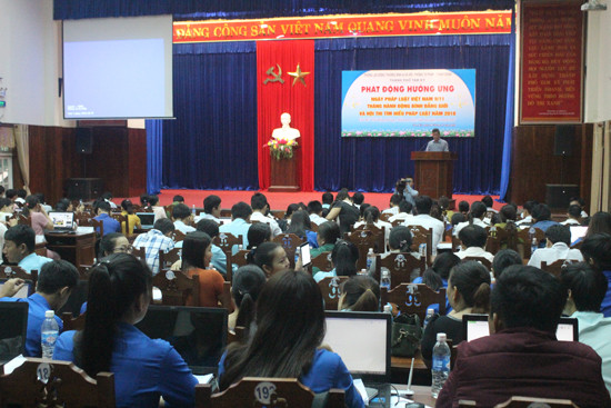 Tam Kỳ tổ chức phát động hưởng ứng Ngày pháp luật Việt Nam 9.11 và Tháng hành động Bình đẳng giới. Ảnh: D.L