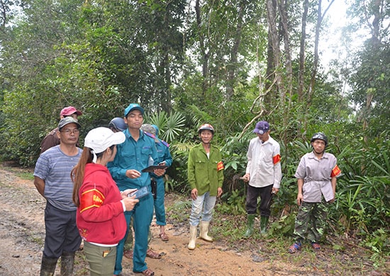 Nhóm hộ nhận khoán bảo vệ rừng giám sát rừng qua tuần tra sử dụng công nghệ quản lý bản đồ số. Ảnh: T.H