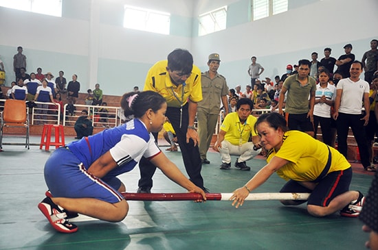 Các VĐV Nam Giang (bên trái) có một kỳ đại hội và lễ hội thành công. Ảnh: T.V