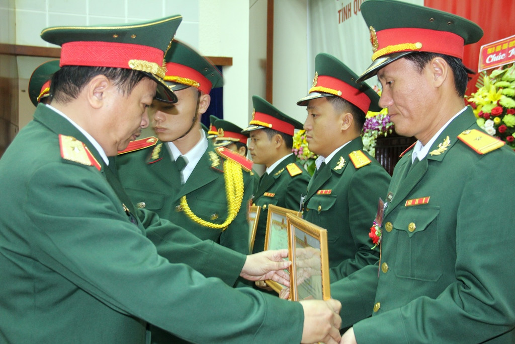 Thiếu thướng Hà Huy Long - đại diện Bộ Tư lệnh Quân khu 5 trao bằng khen cho các cá nhân, tập thể có nhiều thành tích xuất sắc trong phong trào thi đua quyết thắng, giai đoạn 2013 - 2018. Ảnh: A.N