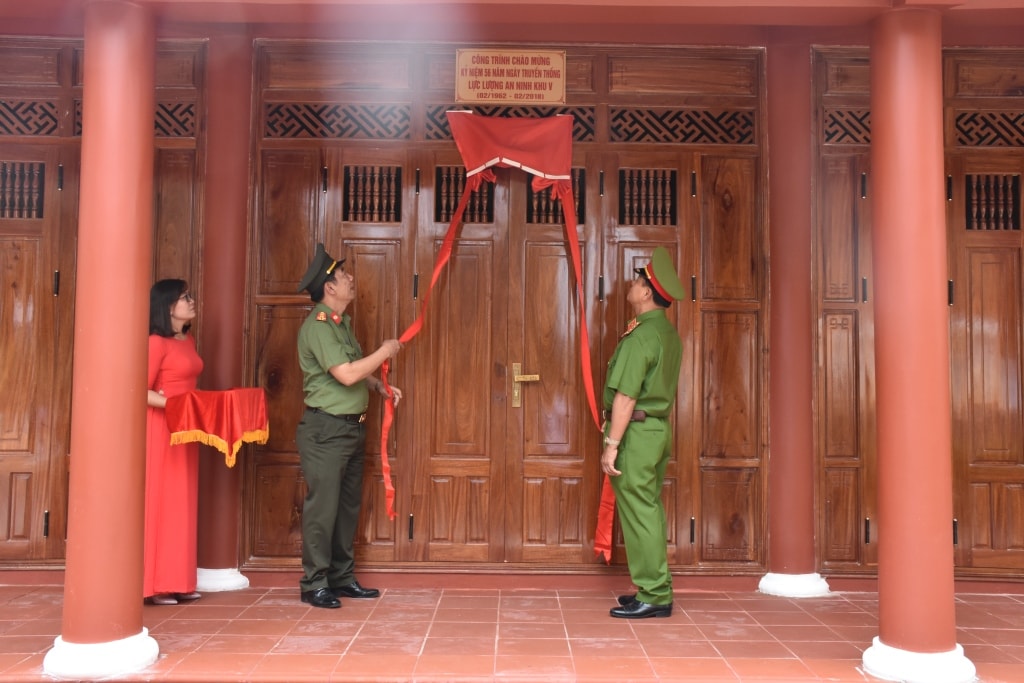 Thượng tướng Lê Thế Tiệm - nguyên Thứ trưởng Bộ Công an (bìa phải) và Đại tá Nguyễn Viết Lợi - Giám đốc Công an Quảng Nam gắn biển công trình. Ảnh: XUÂN MAI