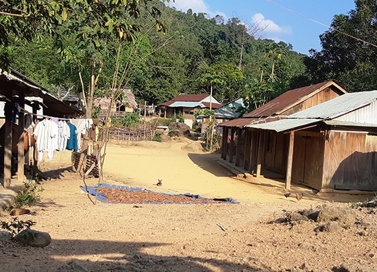 Z’lao nằm chông chênh bên lòng hồ thủy điện A Vương. Ảnh: HOÀNG LIÊN