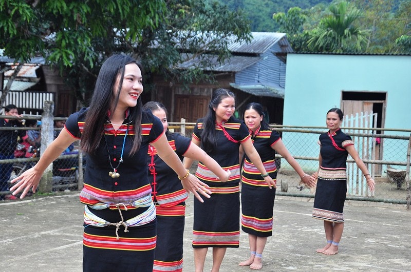 Bà Trương Thị Lộc - Chủ tịch Hội LHPN tỉnh phát biểu tại ngày hội đại đoàn kết KDC . Ảnh: VINH ANH