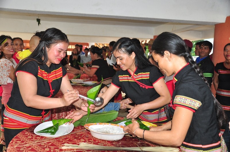 Bà Trương Thị Lộc - Chủ tịch Hội LHPN tỉnh phát biểu tại ngày hội đại đoàn kết KDC . Ảnh: VINH ANH