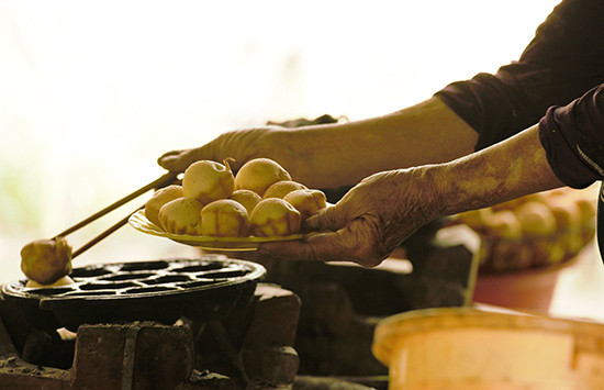 Bánh thuẫn đã chín với hương thơm nhẹ dịu mà quyến rũ vô cùng. Dù rất nhiều nơi làm loại bánh này, thế nhưng hiếm ở đâu làm được loại bánh thuẫn thơm, ngon như người dân làng Thạnh Hòa.