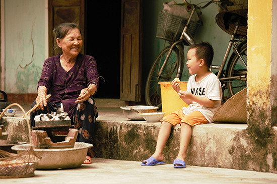 Các cháu thiếu nhi trong làng đến vui chơi, thưởng thức bánh ngon và giúp bà trong ngày nghỉ cuối tuần.