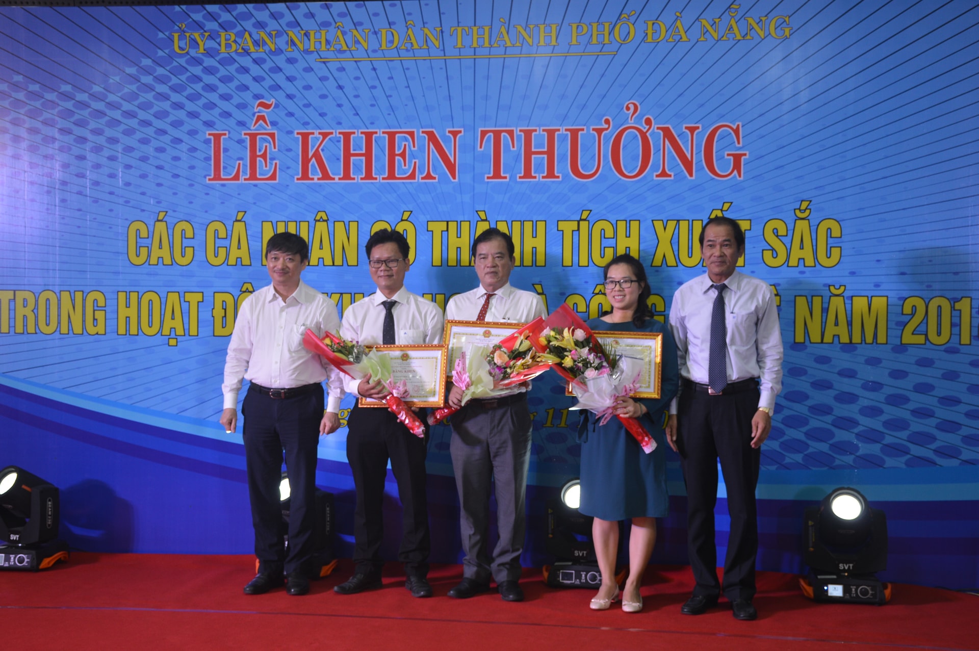 Lãnh đạo UBND TP.Đà Nẵng trao thưởng cho 3 tác giả, nhóm tác giả có đóng góp xuất sắc trong hoạt động khoa học công nghệ. Ảnh: Q.T