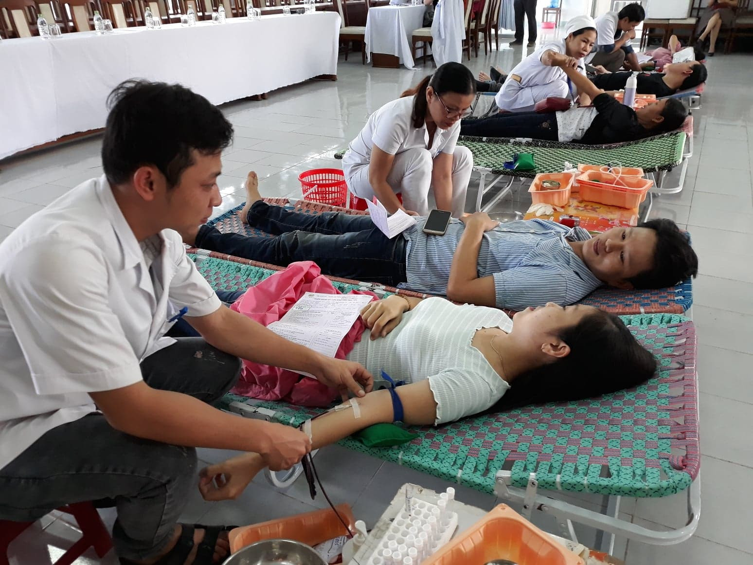 Cán bộ, nhân viên y tế BVĐK Quảng Nam hiến máu nhân đạo sáng 10.11. Ảnh C.N
