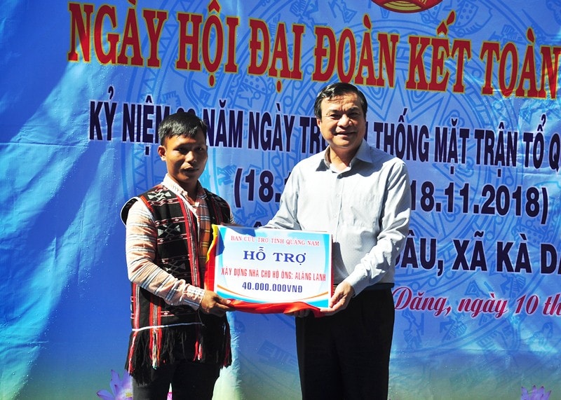 Phó Bí thư Thường trực Tỉnh ủy Phan Việt Cường phát biểu tại ngày hội đại đoàn kết thôn Ka Đâu. Ảnh: VINH ANH
