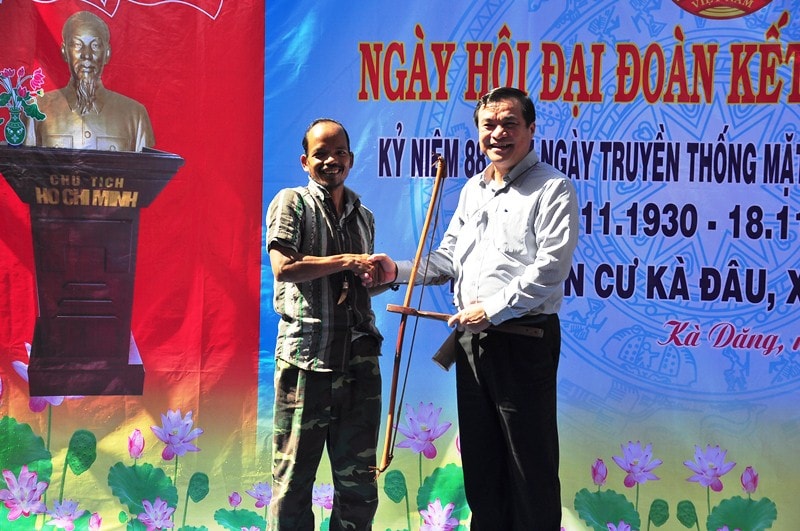 Phó Bí thư Thường trực Tỉnh ủy Phan Việt Cường phát biểu tại ngày hội đại đoàn kết thôn Ka Đâu. Ảnh: VINH ANH
