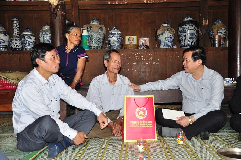 Phó Bí thư Thường trực Tỉnh ủy Phan Việt Cường phát biểu tại ngày hội đại đoàn kết thôn Ka Đâu. Ảnh: VINH ANH