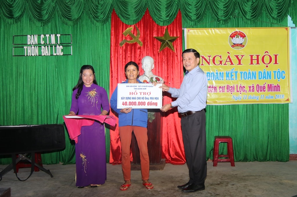 Trao tặng nhà đại đoàn kết cho người dân trong thôn. Ảnh: T.C
