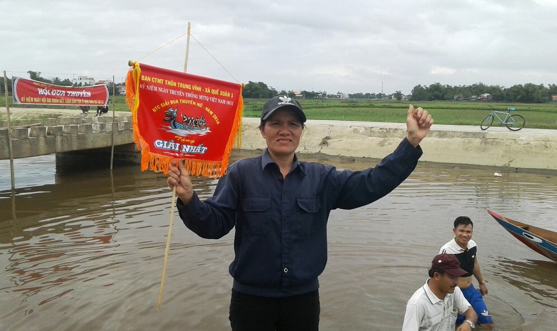 Ở giải chính của nữ, thuyền đua tổ đoàn kết số 1 giành giải Nhất.  Ảnh: VĂN SỰ