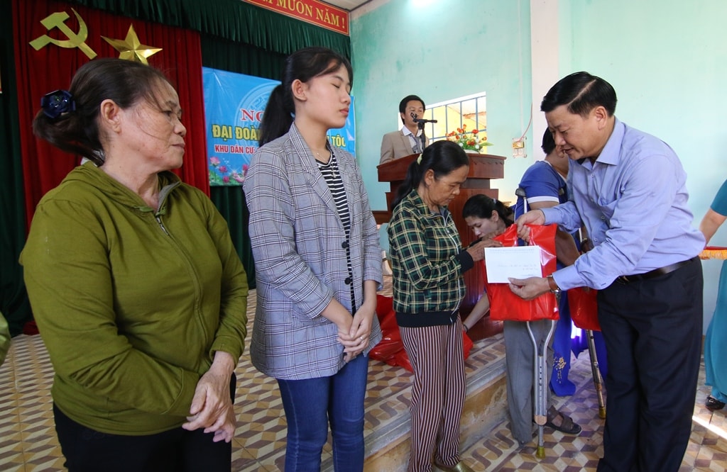 Trao tặng phần quà cho các gia đình khó khăn trên địa bàn. Ảnh: T.C