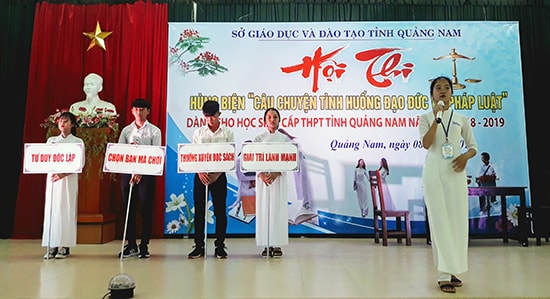 Một trong các tiết mục hùng biện có kèm minh họa tại hội thi. Ảnh: B.A