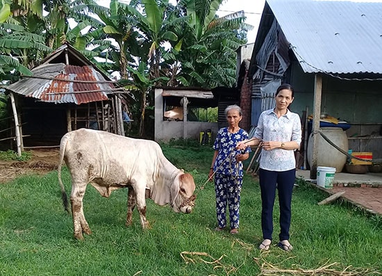 Nét nổi bật của Hội LHPN xã trong thời gian qua chính là trao phương tiện sinh kế cho hộ nghèo . Ảnh: M.THƯƠNG