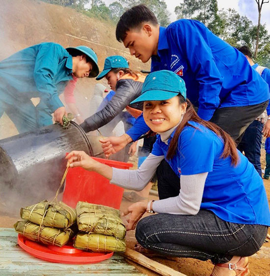 Chị Thiên tham gia cùng thanh niên huyện Nam Trà My nấu bánh chưng tặng người dân làng Khe Chữ dịp Tết Nguyên đán. (Ảnh: Nhân vật cung cấp)