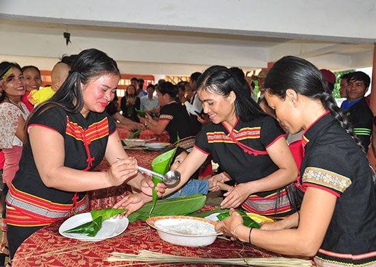 Chị em phụ nữ khu dân cư Plây Kông Tanang Bheaư thi gói bánh truyền thống trong ngày hội đại đoàn kết.         Ảnh: VINH ANH