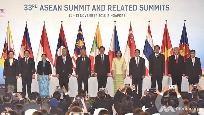 Các Bộ trưởng Kinh tế ASEAN tại lễ ký kết hiệp định thương mại điện tử ASEAN ở Singapore sáng 12.11. Ảnh: channelnewsasia