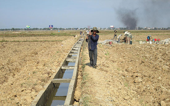 Cần ưu tiên xây mới, nâng cấp hạ tầng thủy lợi để chủ động cung ứng nước tưới cho cây trồng trong vụ đông xuân tới. Ảnh: Văn Sự