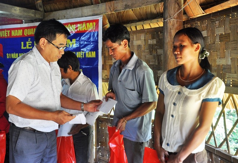 Ông Nguyễn Văn Long - Phó Chủ tịch Ủy ban MTTQ Việt Nam tỉnh tặng quà mừng nhà mới cho các hộ dân thôn Arui. Ảnh: VINH ANH