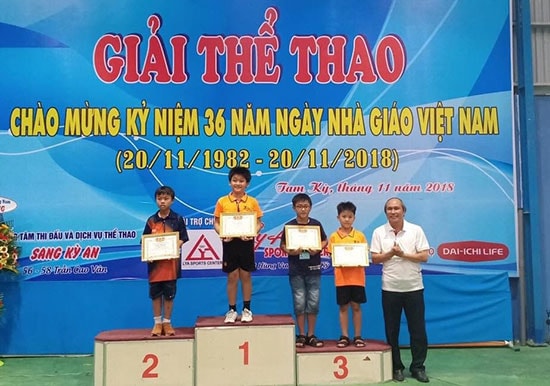 Các tay vợt CLB Bóng bàn Ái Liên đoạt giải cao tại giải thể thao kỷ niệm Ngày nhà giáo Việt Nam. Ảnh: H.NGÂN