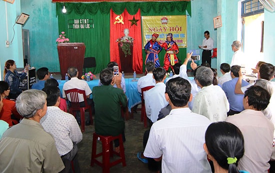 Đông đảo người dân làng Đại Lộc theo dõi tiết mục tuồng do chính các cụ trong làng biểu diễn. Ảnh: T.C