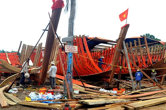 Không hỗ trợ đóng tàu vỏ gỗ là một trong những bất cập khi triển khai Nghị định 17. Ảnh: QUANG VIỆT