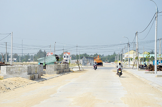 Dang dở hạ tầng tại tái định cư ở xã Duy Hải. Ảnh: H.P