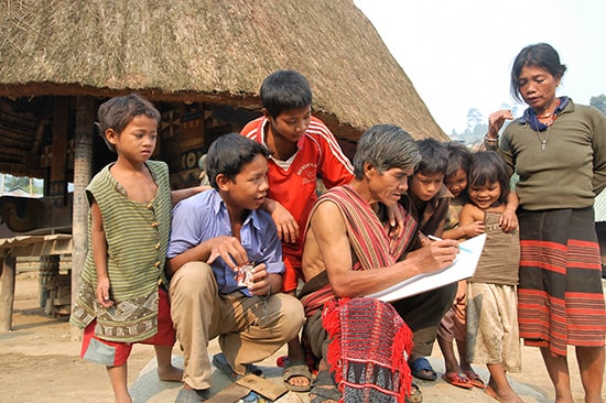 Già làng Ker Tíc ở thôn Ka Noonh 2 (xã A Xan) không chỉ là người gương mẫu trong các phong trào của địa phương, ông còn là nghệ nhân tiêu biểu đóng góp tích cực cho việc bảo tồn, phát huy văn hóa Cơ Tu và chính Ker Tíc luôn tâm huyết, dành nhiều công sức để trao truyền nghề điêu khắc tượng gỗ cho lớp trẻ.