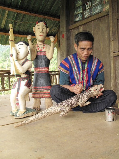 Già làng C‘lâu Blao – người con ưu tú của thôn Voòng (xã Tr’Hy). Trước đây, ông đã tiên phong trong việc mở tuyến đường nối 4 xã vùng biên giới: Tr’hy, Axan, Ch ơm, Gary với xã Lăng về trung tâm huyện Tây Giang; ông còn là nghệ nhân tài hoa có nhiều đóng góp quan trọng về khắc gỗ truyền thống của đồng bào Cơ Tu.