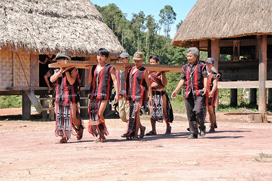 Bh'ríu Pố - già làng ở thôn Arớh (xã Lăng); người đã đi đầu trong việc bảo tồn giống cây bản địa quý mà người dân nơi đây thường gọi ông là: “vua sâm ba kích”. Chính ông đã giúp cho đồng bào Tây Giang phát triển kinh tế, xóa đói giảm nghèo. Trong ảnh, già làng Bh'ríu Pố tại vườn sâm ba kích và tham gia xây dựng nhà Gươl – trung tâm sinh hoạt, biểu tượng văn hóa của đồng bào Cơ Tu.