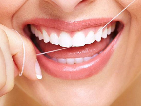 Chảy máu nướu răng khi dùng chỉ nha khoa có thể là dấu hiệu đầu tiên của bệnh nha chu.Ảnh: Shutterstock