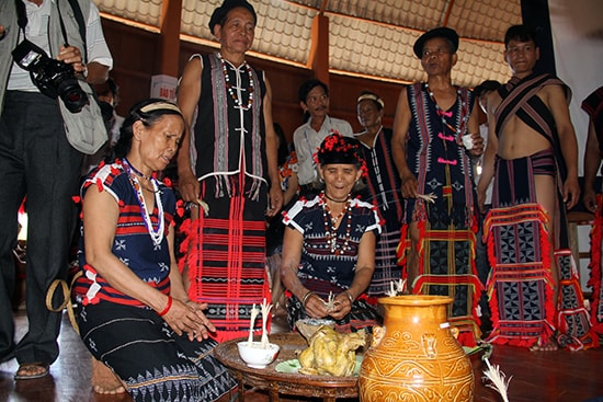 Thực hành di sản văn hóa phi vật thể ở miền núi thiếu hụt rất lớn sự chung tay của các thế hệ kế cận. Ảnh: x.hiền