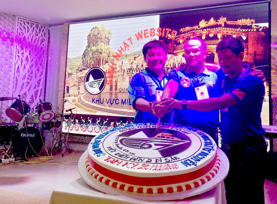 Đại diện Diễn đàn Honda 67 Việt Nam cắt bánh sinh nhật. Ảnh: PHAN VINH