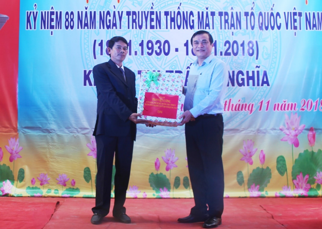 Phó Bí thư Thường trực Tỉnh ủy Phan Việt Cường trao quà cho đại diện khu 2. Ảnh: H.LIÊN