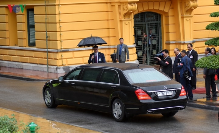 Chuyến thăm của Thủ tướng Nga Medvedev đến Việt Nam diễn ra trong bối cảnh năm 2019-2020, hai nước sẽ tổ chức Năm Việt Nam tại Nga và Năm Nga tại Việt Nam nhân dịp kỷ niệm 25 ký Hiệp ước về các nguyên tắc cơ bản của quan hệ hữu nghị Việt Nam - LB Nga và 70 năm thiết lập quan hệ ngoại giao giữa hai nước. Ảnh: Thủ tướng Nguyễn Xuân Phúc ra tận xe đón Thủ tướng Nga Dmitry Medvedev.