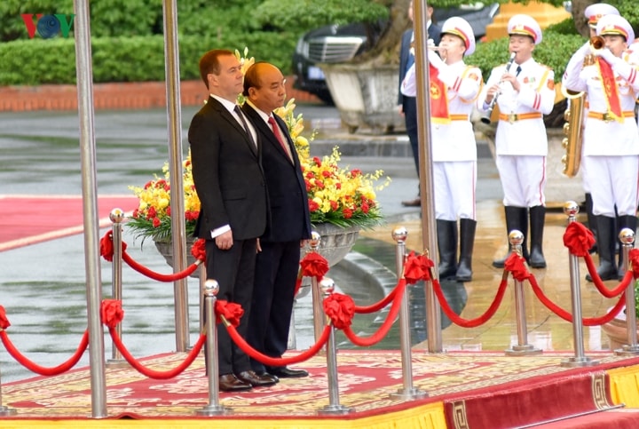 Thủ tướng Chính phủ Nguyễn Xuân Phúc mời Thủ tướng Liên bang Nga Dmitry Medvedev bước lên bục danh dự. Quân nhạc cử quốc thiều hai nước.