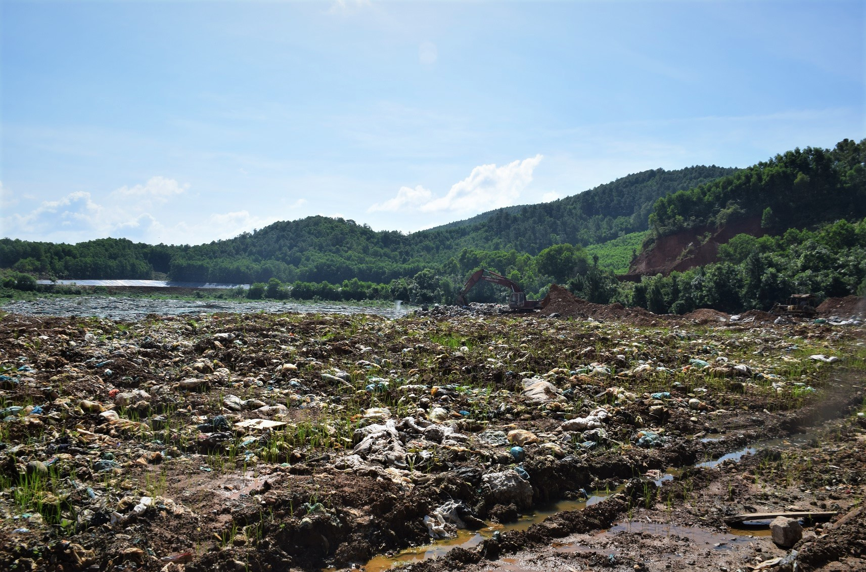 Khu chôn lấp rác thải tại bãi rác xã Tam Xuân 2 (huyện Núi Thành). Ảnh: THANH THẮNG