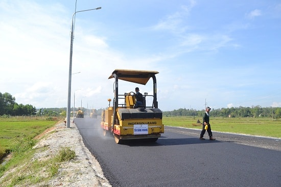 Tiến hành lu lèn nền bê tông nhựa. Ảnh: CT