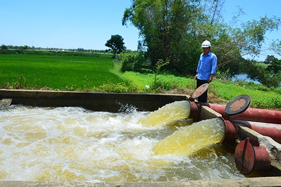 Cần sử dụng nước tưới tiêu hợp lý ở vụ đông xuân tới trong bối cảnh hạn hán đang diễn ra gay gắt ngay giữa mùa mưa. Ảnh: Q.T